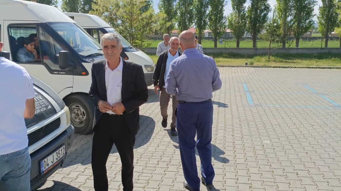 İlçe Milli Eğitim Müdürlüğü ve Okul İdaremiz Fatma Turan İlkokulu/Nurali Turan ortaokulu taşımalı öğrencilerinin servislerini denetledi.