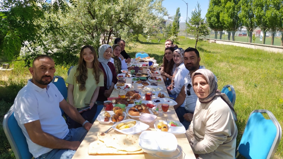 Öğretmenlerimizle yıl sonu kahvaltımızdan keyifli anlar .